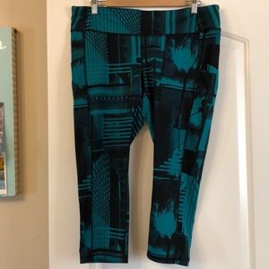 Lucy Sz XL Cropped Workout Leggings